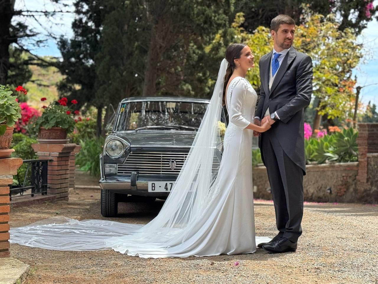 Noelia y Luis: sí, quiero, en un SEAT 1500 Lujo